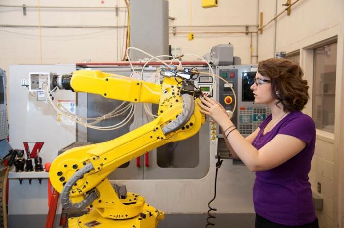 a MFGE student working with a robot